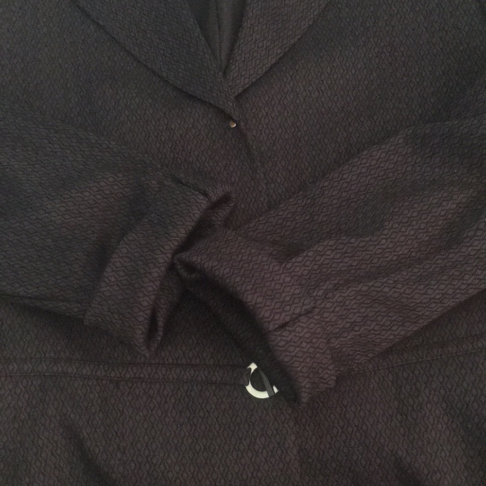 Tahari Front Clasp Fitted Blazer - Picture 10 of 16